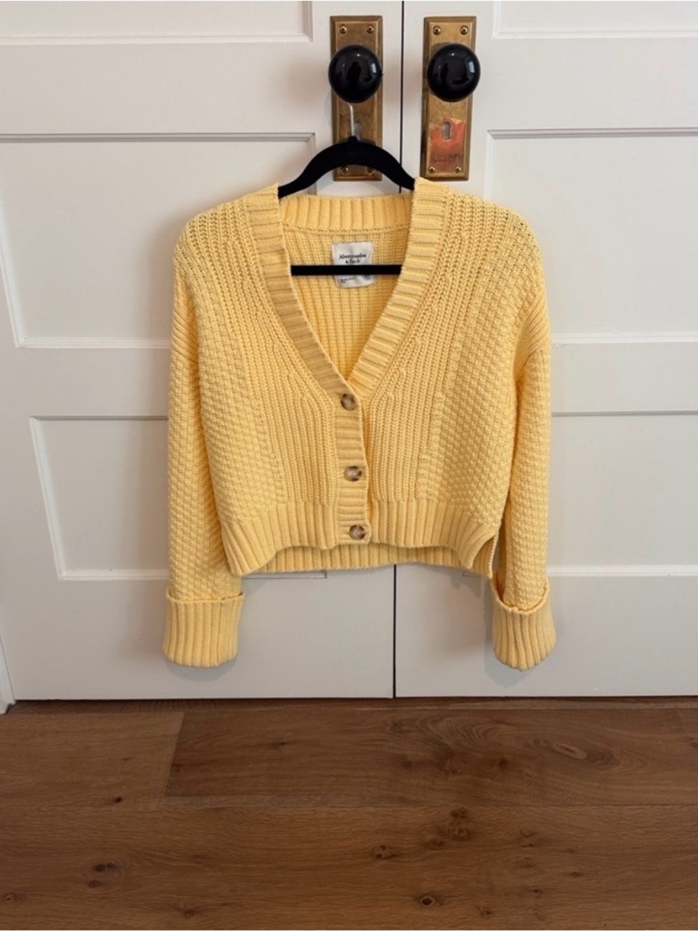 Abercrombie & Fitch Pale Yellow Cropped Button V‑Neck Cardigan